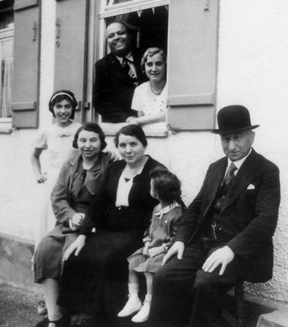 Als kleines Kind verbrachte Inge Auerbacher (auf der Bank) glückliche Tage im Haus ihrer Großeltern Lauchheimer in Jebenhausen.