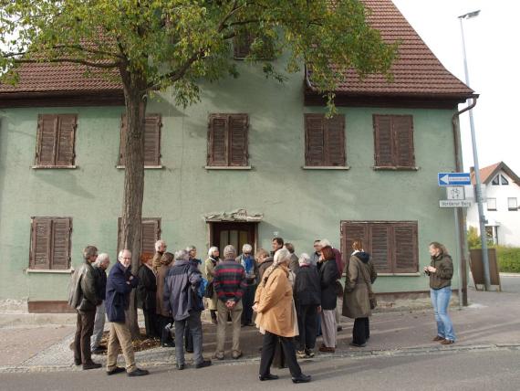 Besichtigung des noch unsanierten „Grünen Hauses“ am Vorderen Berg 23 im Rahmen der Jahrestagung der Arbeitsgemeinschaft „Alemannia Judaica“ im Jahr 2012.