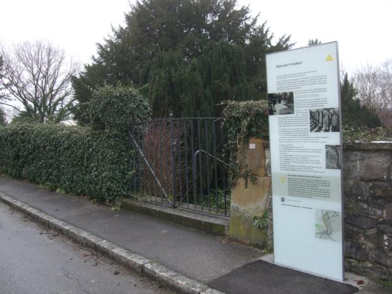 Eingang [BU] Der Eingang zum Jüdischen Friedhof Jebenhausen befindet sich auf der nördlichen Seite des Kreuzhaldenweges (gegenüber Haus Nr. 20)