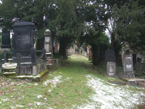 Blick auf den neueren Teil des Jüdischen Friedhofs Jebenhausen Richtung Westen. 