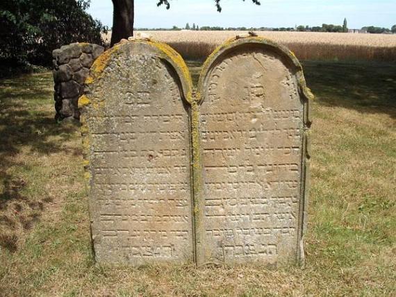 Doppelgrabstein auf Wiese mit hebräischer Inschrift