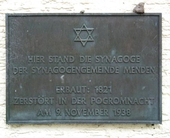 Gedenktafel in Erinnerung an die zerstörte Synagoge mit Inschrift: "Hier stand die Synagoge der Synagogengemeinde Menden. Erbaut: 1821. Zertört in der Pogromnacht am 9. November 1938."