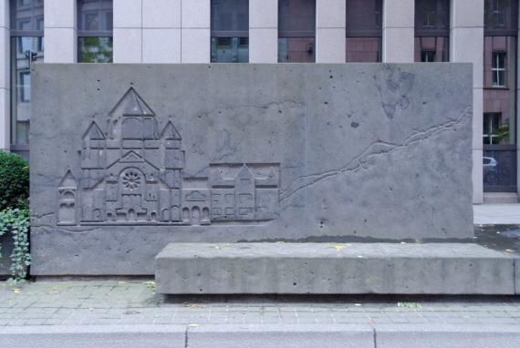 Stone memorial plaque with engraving of the Great Synagogue