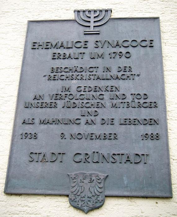 "Ehemalige Synagoge, erbaut um 1790, beschädigt in der 'Reichskristallnacht'. Im Gedenken an Verfolgung und Tod unserer jüdischen Mitbürger und als Mahnung an die Lebenden."