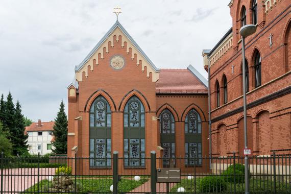 Neue jüdische Synagoge Herford, erbaut in 2010 Blick auf ein Haus mit roten Backsteinen und einem spitzen Dach, darauf ein Davidstern