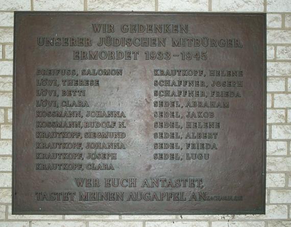 "Wir gedenken unserer jüdischen Mitbürger, ermordet 1933-1945 [...] Wer euch antastet, tastet meinen Augapfel an."