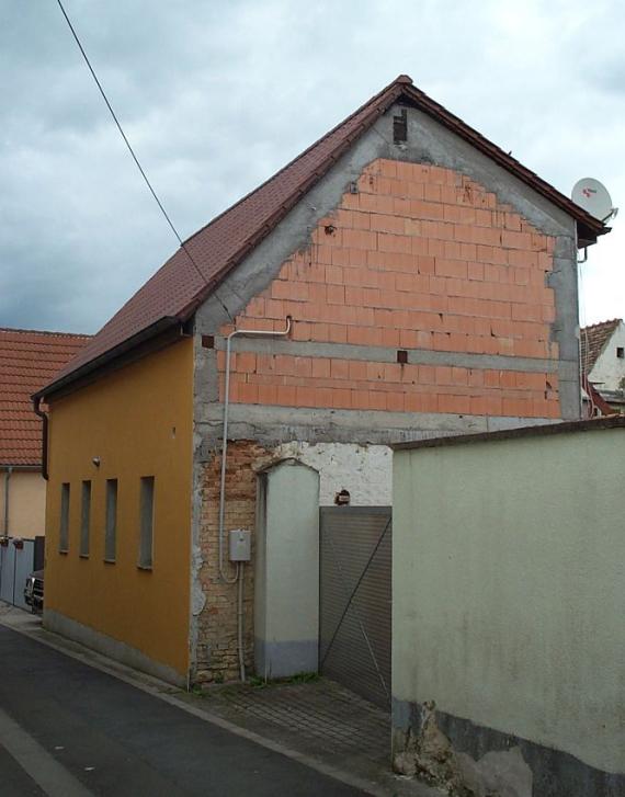 neu gemauerte Wand; ein anderes Haus wurde abgerissen