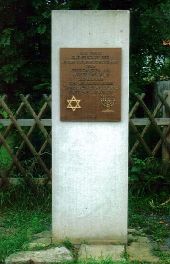 Betonstein mit eiserner Gedenktafel darauf