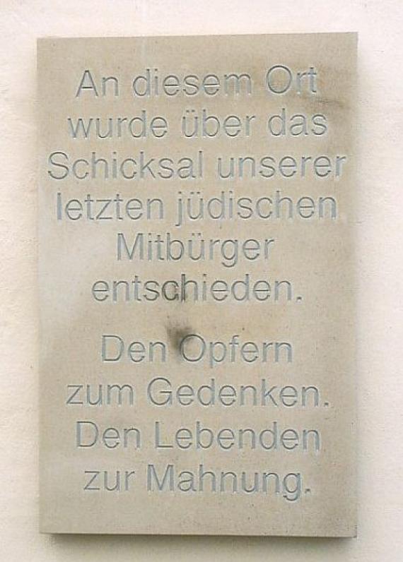 "An diesem Ort wurde über das Schicksal unserer letzten jüdischen Mitbürger entschieden. Den Opfern zum Gedenken. Den Lebenden zur Mahnung."