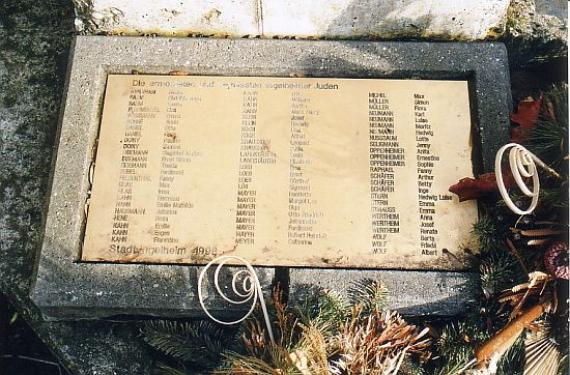 Tafel mit drei Spalten mit Namen der Opfer