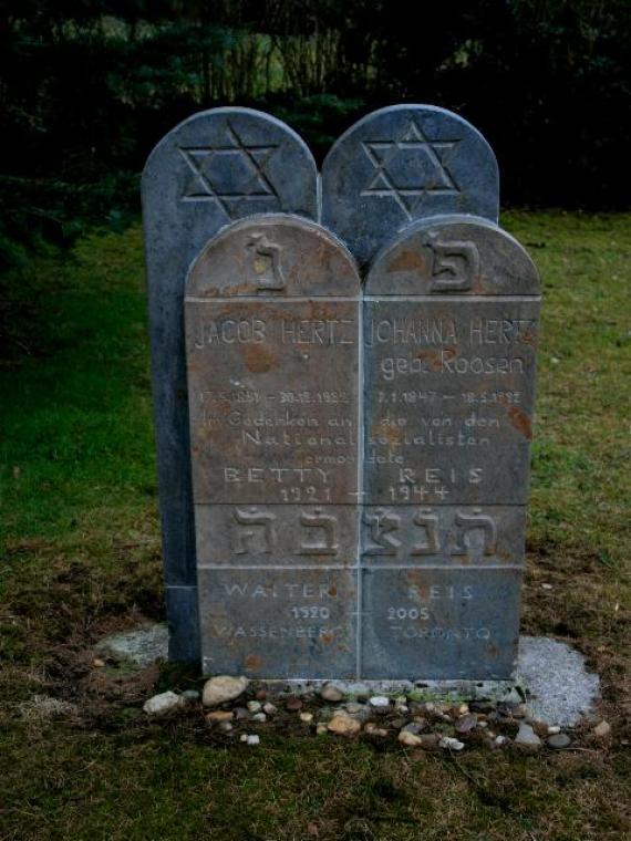 Doppelter Grabstein der Familie Reis mit deutschen und hebräischen Inschriften. Hinten ein weiterer doppelter Grabstein mit jeweils einem Davidstern oben