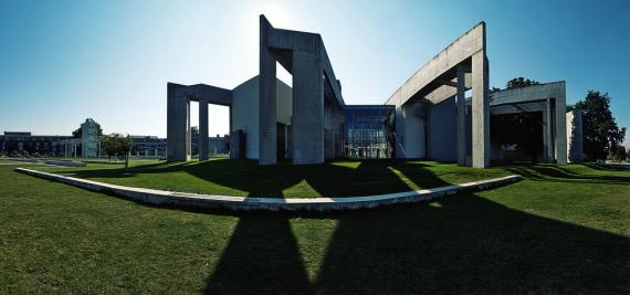 Einblick zwischen die fünf Betonmauern