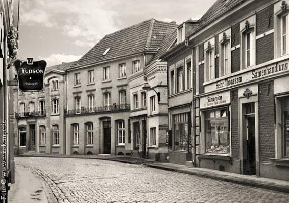 Blick auf die alte Judenstraße in schwarz weiß. Gepflasterte, leere Straße mit Läden links und rechts