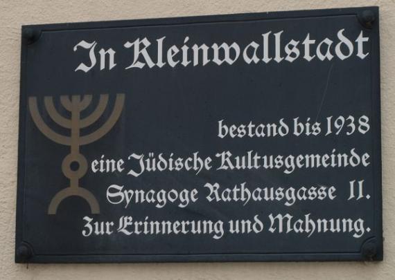 Erinnerungstafel am Rathaus: "In Kleinwallstadt bestand bis 1938 eine Jüdische Kultusgemeinde Synagoge Rathausgasse 11. Zur Erinnerung und Mahnung."