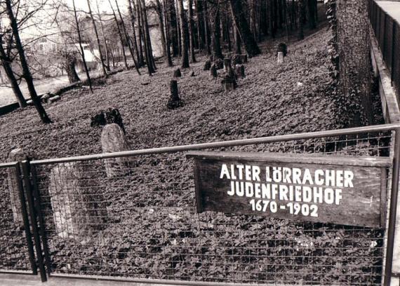 Altes schwarz-weiß Bild, Zaun mit Schild, Friedhof an einem Hügelhang