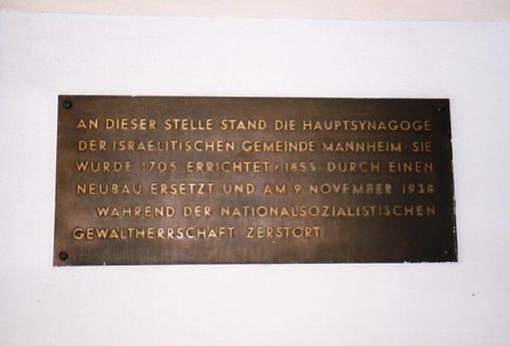 Metal memorial plaque with the following saying: "On this site stood the main synagogue of the Jewish community of Mannheim. It was built in 1705, replaced by a new building in 1855 and destroyed on November 9, 1938 during the National Socialist tyranny.