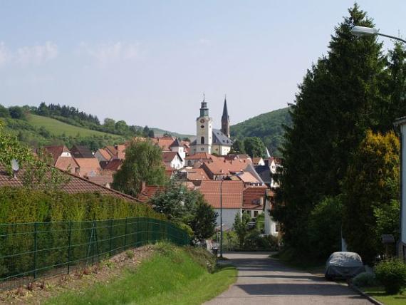 Zwischen den Wohnhäusern ragen der Rathaus- und der Kirchturm heraus.