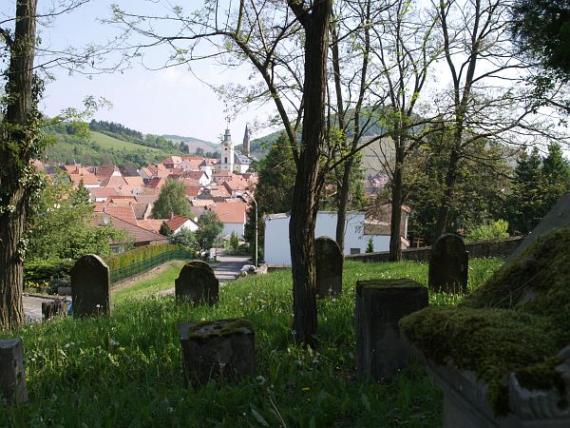 im Vordergrund Grabsteine, dahinter die Stadt