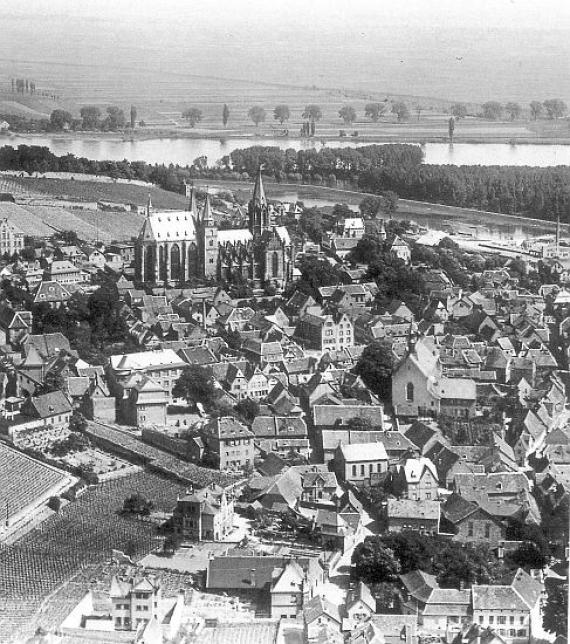 Synagoge als Gebäude mit hellem Dach erkennbar