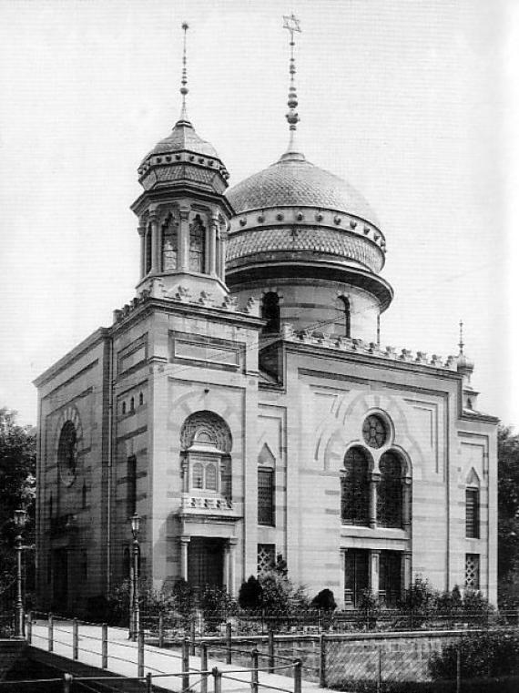 Large striped building with dome and a Star of David on the dome