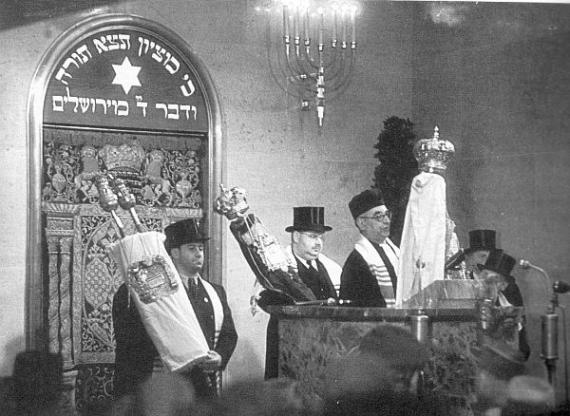 Clergy with prayer scrolls in the synagogue