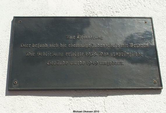 Gedenktafel am Gebäude (von 1983):  "Zur Erinnerung. Hier befand sich die ehemalige Judenschule mit Bethaus.  Die Schließung erfolgte 1938. Das ursprüngliche Gebäude wurde 1949  umgebaut"