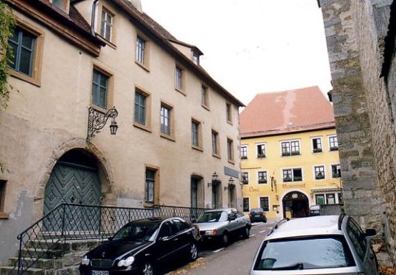 das dreistöckiges Haus mit vielen Fenstern von östlicher Seite