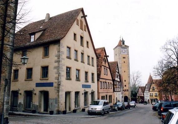 Das dreistöckige Gebäude der ehemaligen Synagoge mit rotem Dach und mehreren Fenstern auf der Ecke der Straße