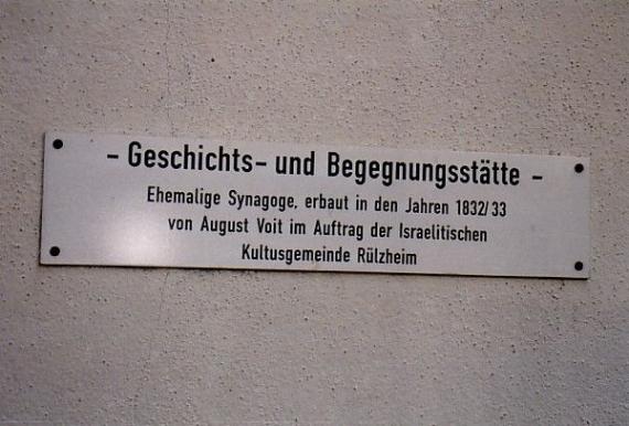 "Geschichts- und Begegnungsstätte. Ehemalige Synagoge, erbaut in den Jahren 1832/33 von August Voit im Auftrag der Israelitischen Kultusgemeinde Rülzheim"