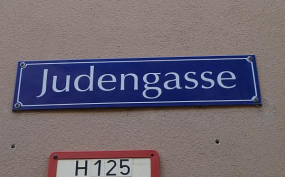 Blaues Straßenschild mit weißen Lettern: "Judengasse"