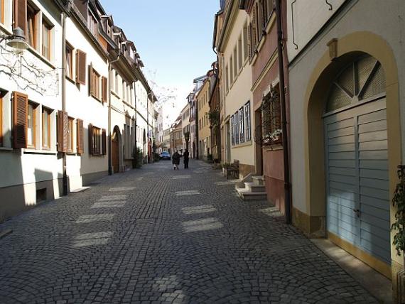 Ansicht der Judengasse, eine schmale mit Kopfsteinpflaster gepflasterte Gasse