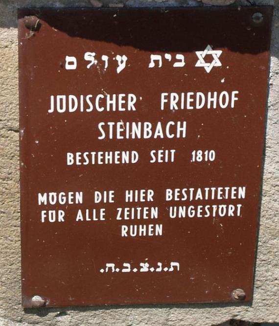 "Jüdischer Friedhof Steinbach, bestehend seit 1810. Mögen die hier Bestatteten für alle Zeiten ungestört ruhen."