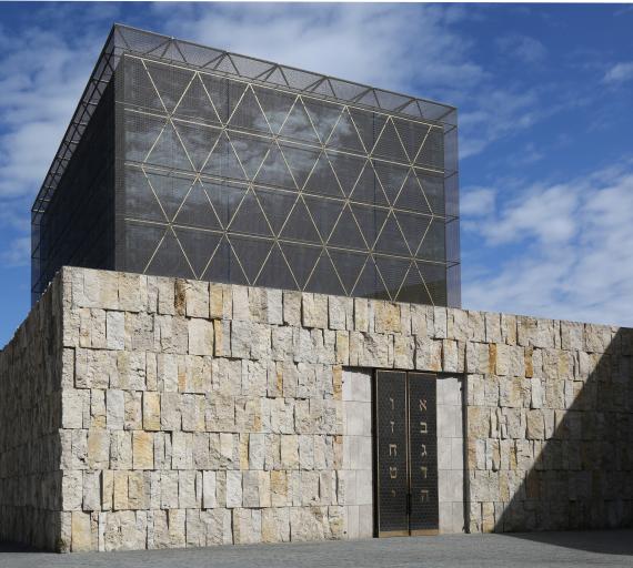 Die neue Hauptsynagoge am St.-Jakobs-Platz in München mit quadratischem Bau aus Stein und ein Kuppel aus Glas