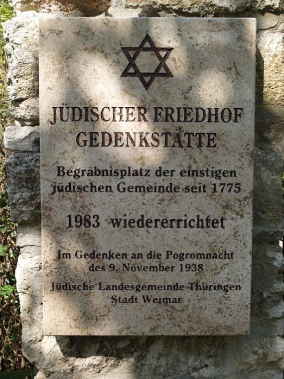 "Jüdischer Friedhof. Gedenkstätte. Begräbnisplatz der einstigen jüdischen Gemeinde seit 1775. 1983 wiedererrichtet. Im Gedenken an die Pogromnacht des 9. November 1938. Jüdische Landesgemeinde Thüringen. Stadt Weimar"