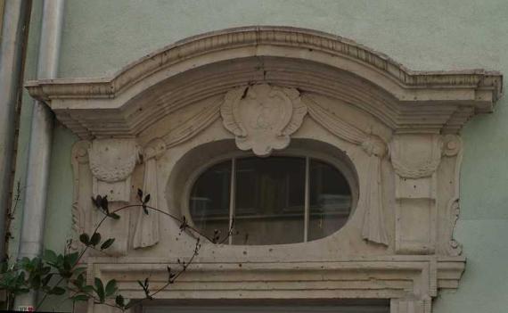 decorated entrance area spanned by an arch