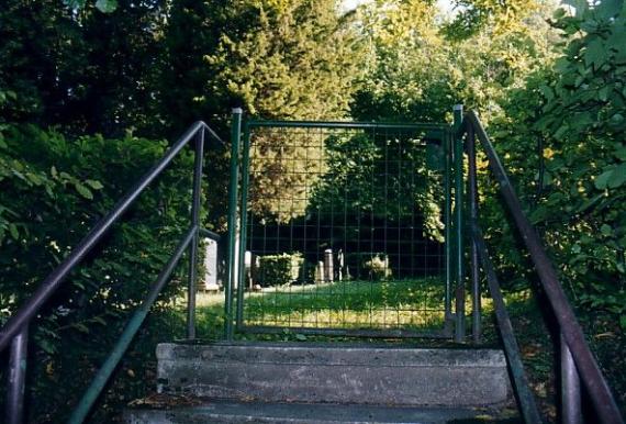 Treppe, durchsichtige Gittertür zum Friedhofsgelände