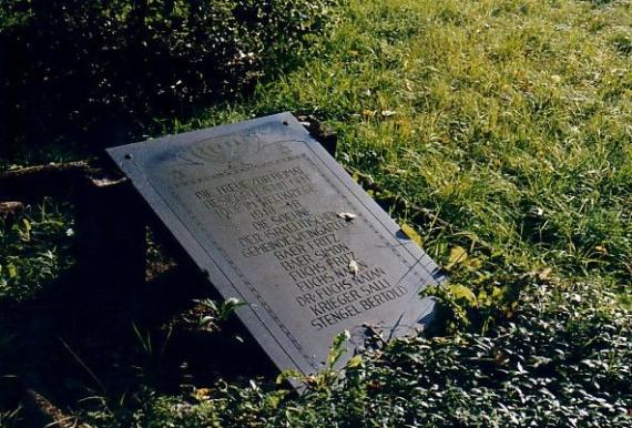 Liegende Steintafel mit Namen von gefallenen Soldaten