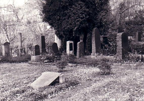 Rasenfläche mit Grabsteinen, Friedhofsgelände