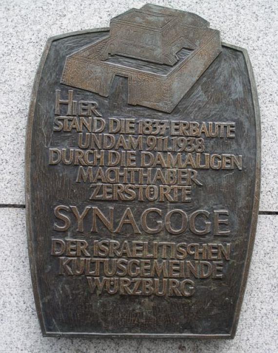 Gedenktafel Synagoge mit Inschrift: "Hier stand die 1837 erbaute und am 9.11.1938 durche die damaligen Machthaber zerstörte Synagoge der israelitischen Kultusgemeinde Würzburg."