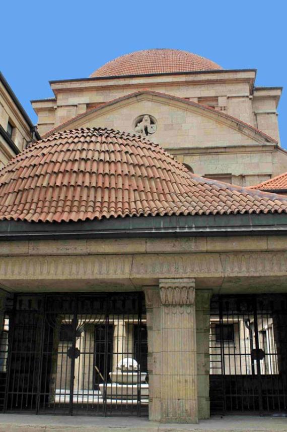 Large house with vaulted roof, entrance area