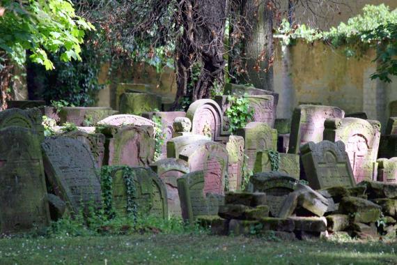 Friedhof mit mehreren Grabsteinen