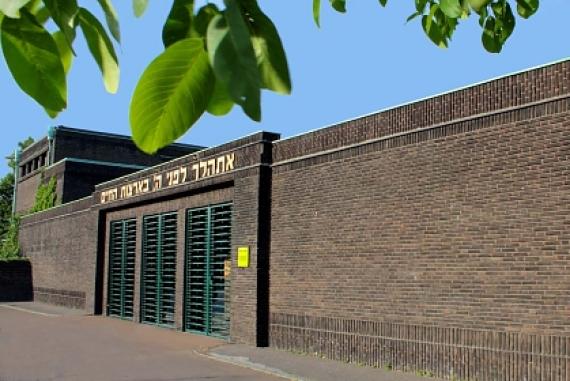 Großes aus Backstein gefertigtes Eingangsportal zu einem Friedhof