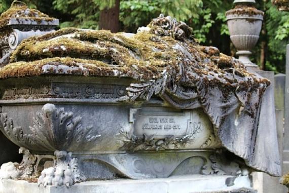 Fancy white stone grave that looks like a precious chest