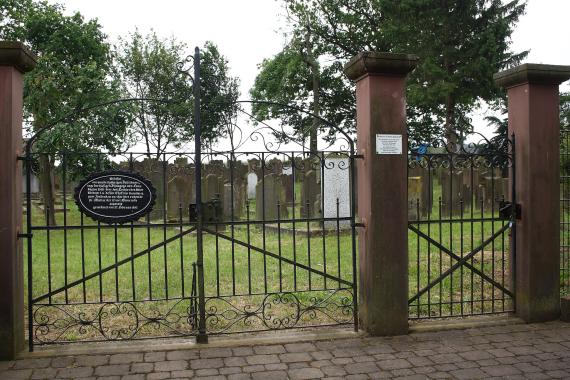 Cemetery gate, cemetery in Angenrod