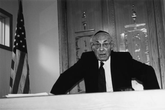 Leo Trepp hält eine Rede in der nach ihm benannten Synagoge bei Napa