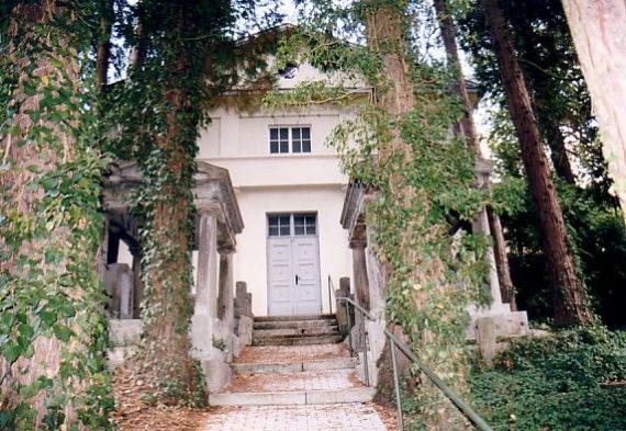 A path leading to a house, on the right and left of the path are trees