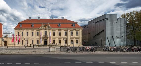 Blick von der Lindenstraße auf das ehemalige Kollegiumhaus und daneben rechts der Libeskindbau aus Stahl mit geometrischen Details an der Fassade