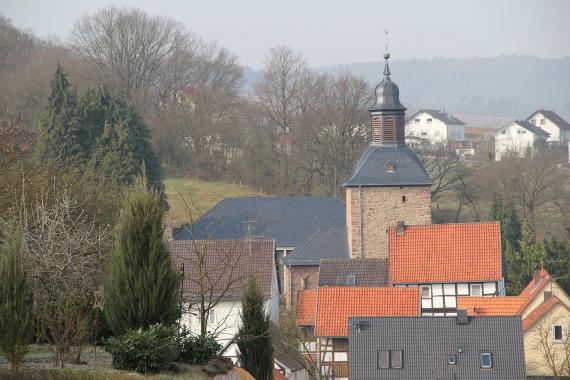 Blick auf Dorf und Kirche St. Bonifatius Ungedanken