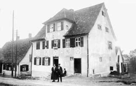 Max und Betty Lauchheimer vor ihrem Haus am „Vorderen Judenberg“. Rechts von der Haustüre befand sich der Eingang zum Stall.