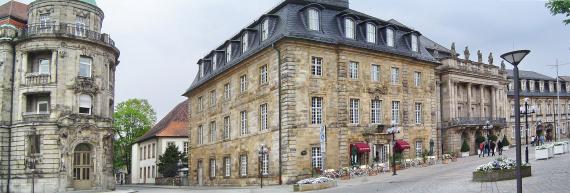 The former "Komödien- und Redoutenhaus" (today Opernstraße 16) was acquired by the Seckel brothers in 1759. In the front house there were residential and business premises, in the back house a synagogue was established.